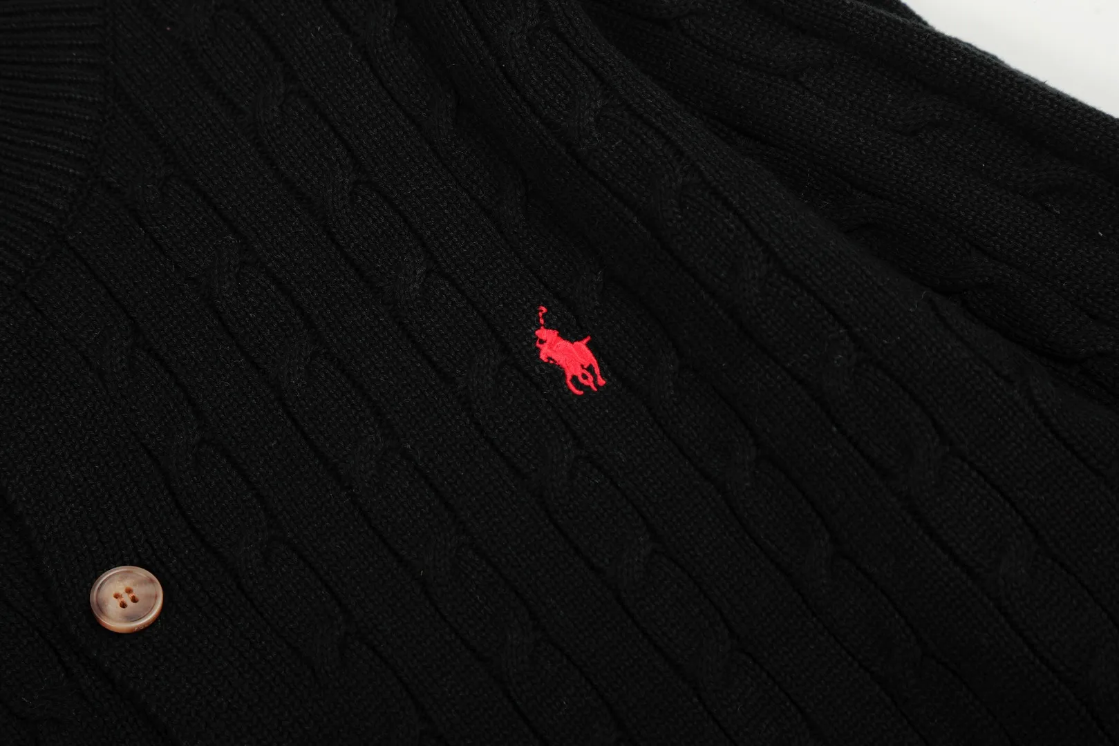 P250 Top quality" Style number: DS806# (not off the shelves all year round) [Ralph Lauren solid color pony embroidery logo male god style twist knitted cardigan] ✅Ralph Lauren Ralph Lauren classic basic versatile male god style round neck twist knitted cardigan jacket ✅Main supplier platform live broadcast Wholesale entities Replenish when out of stock Not off the shelf ✅ZP quality 1:1 version Scan the code to enter the GF website Counter quality ✅Detailed quality is the only one in Guangzhou. Imported quality veil, focusing on high-end, cost-effective, good quality needless to say. ✅The version restores the original order. The maximum size can be worn up to 200 pounds. Loose, comfortable and stress-free. ✅The upper body is simple and easy to match. A must-have for men. Good-looking clothes are never picky. A must-have for men's wardrobe. Size: S-XL. Color: Black, White, Gray, Khaki, Navy Blue, Gentleman's Lake Blue.